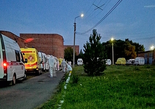 Кадры огромной очереди из машин скорой помощи около больницы в Омске напугали пользователей Сети