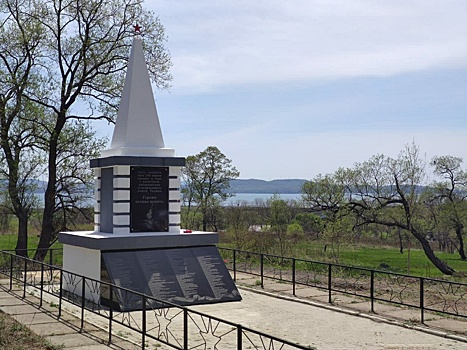 Приморские энергетики отреставрировали памятник воинам в поселке Краскино