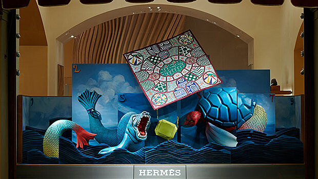 Старинные настольные игры и карты морских путешествий в новых витринах Hermès в ГУМе