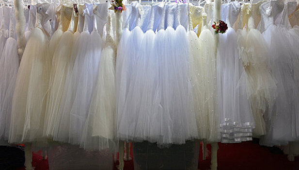 В Элисте у бизнес-леди арестовали за долги сто свадебных платьев