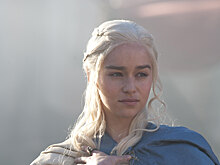 Эмилия Кларк сломала ребро на съемках интимных сцен нового сериала