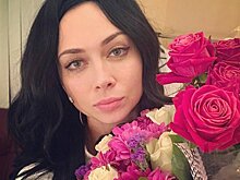 Настасья Самбурская получает от поклонников цветы и кошачий корм