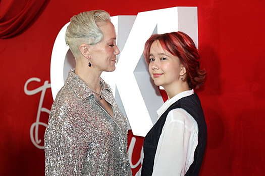 «Красавица и никаких синих волос»: в Сети обсуждают внешность дочери Дарьи Мороз и Константина Богомолова