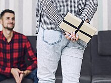 Исследование: россияне назвали сертификаты и книги по саморазвитию худшими подарками