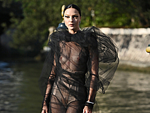 Модель посетила кинофестиваль в Венеции с оголенной грудью