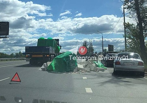 «Пункт назначения»: бетонные блоки выпали из грузовика на дорогу под Кстовом