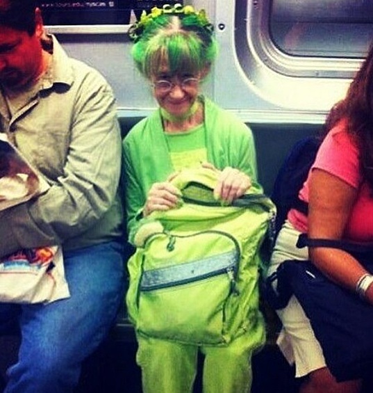 В метро сидел кузнечик.
