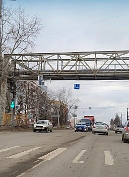 В Кирове дорожный знак повесили вверх ногами