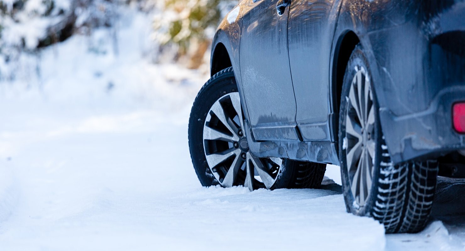 Следы эксплуатации автомобиля. Автомобиль зимой. Машина на зимней дороге. Подготовка авто к зиме. Подготовка машины к зиме.