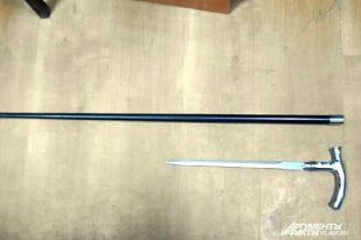 В Новосибирске пенсионер не смог попасть в подъезд и изуродовал BMW