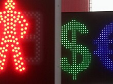 Минимум с апреля: Евро упал ниже 89 рублей
