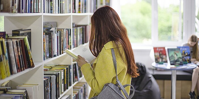 Призрак Канта, тайные общества и крокодил Гена: самые популярные библиотечные книги сентября