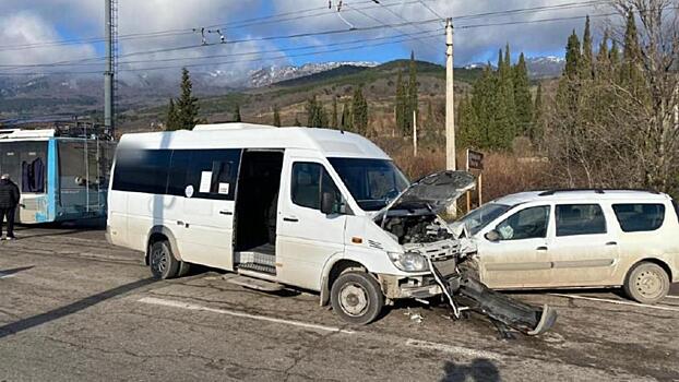 Обстоятельства ДТП в Крыму с участием общественного транспорта и легковушки выясняют полицейские