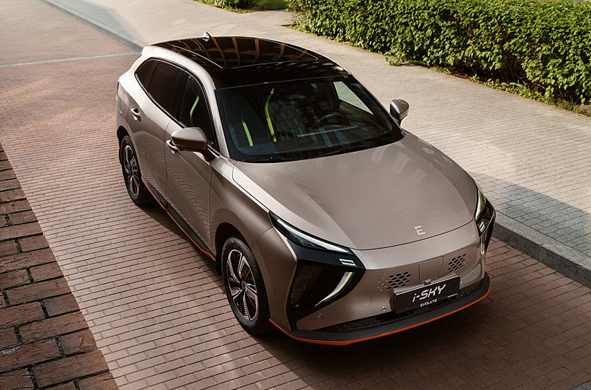 Evolute i-Sky. Копия китайского Dongfeng Forthing Thunder обойдётся россиянам в 4 615 000 рублей, но государственные льготы по автокредиту уменьшат эту сумму до 3 990 000. Электродвигатель выдаёт 204 лошадиные силы и 340 Нм. Набор «сотни» занимает 8,6 секунды, а максимальная скорость составляет 180 километров в час