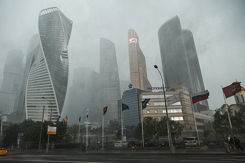 Деловой центр "Москва-Сити во время грозы