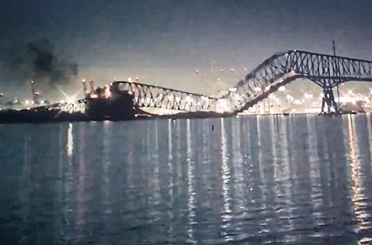 Инцидент с мостом в США - ЧП с большим числом пострадавших, в воду упали автомобили с людьми