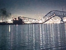 Инцидент с мостом в США - ЧП с большим числом пострадавших, в воду упали автомобили с людьми