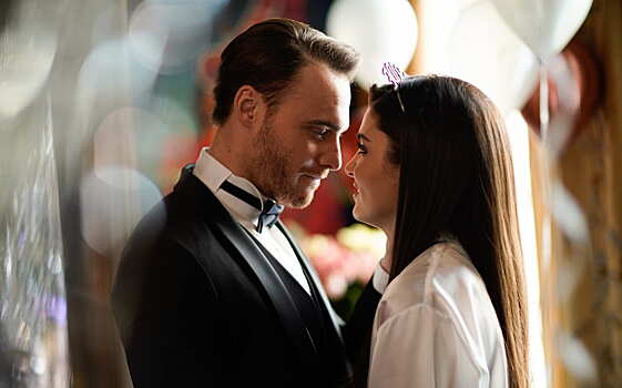 С кем встречаются звезды «Постучись в мою дверь» Ханде Эрчел и Керем Бюрсин