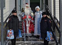 В Саратовской области Полицейский Дед Мороз поздравил с наступающим Новым годом воспитанников центра социальной помощи семье и детям