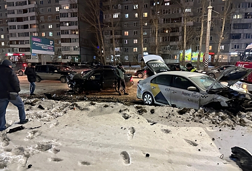 На Левобережье из-за выезда на встречку произошла жесткая авария с участием такси