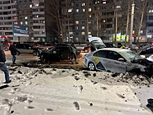 На Левобережье из-за выезда на встречку произошла жесткая авария с участием такси