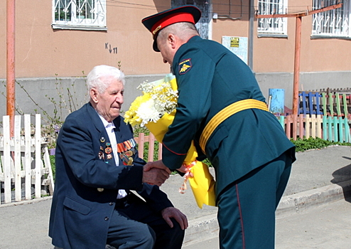 Военнослужащие армейского корпуса ВВО на Сахалине продолжают проводить мини-парады для ветеранов Великой Отечественной Войны