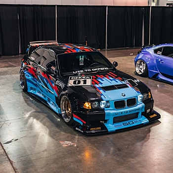 Широкий бодикит превратил BMW M3 E36 в гоночный болид