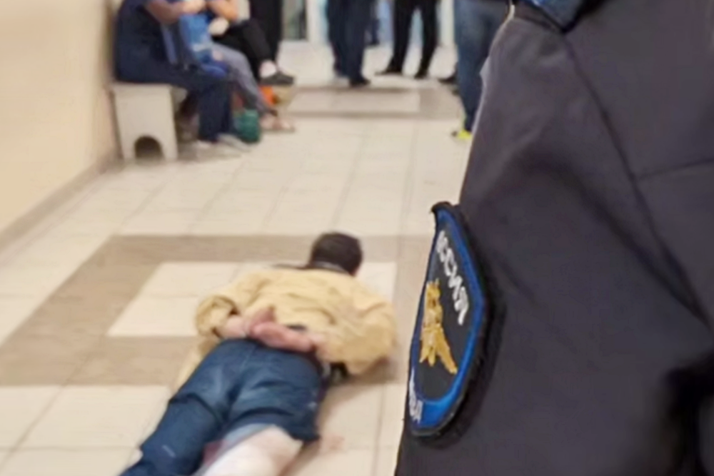 МВД опубликовало видео с пациентом, напавшим на врачей в Иркутске