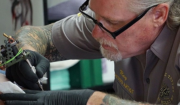 В Австрии предоставят право на бесплатный проезд за татуировку