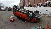 Автомобиль перевернулся в Череповце после столкновения