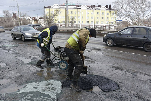 В Оренбурге дорожники проводят ямочный ремонт