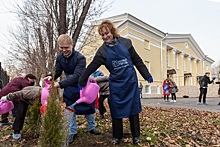 Волонтеры Московского НПЗ высадили хвойную аллею на территории социального центра в Печатниках