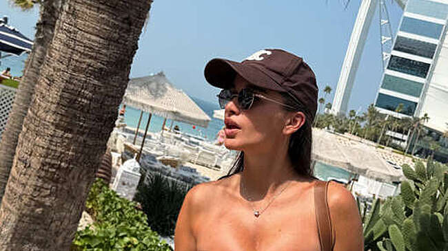 Телеведущая Ксения Бородина в купальнике и юбке снялась в Дубае