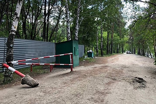 В Шарташском лесопарке с корнем вырвали шлагбаум