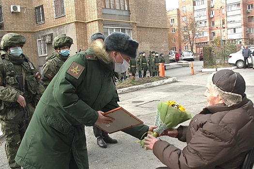 Военнослужащие ЦВО в Самаре поздравили 94-летнего ветерана-разведчика с профессиональным праздником