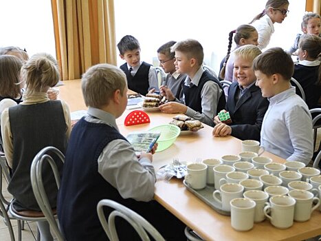 В Москве льготное питание для детей из малообеспеченных семей стали назначать автоматически
