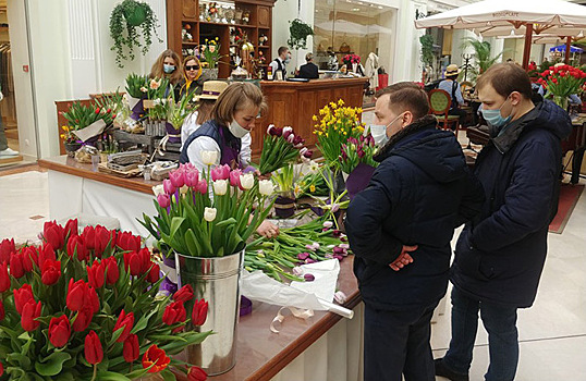 ВТБ: траты россиян на подарки к 8 Марта в этом году выросли на треть