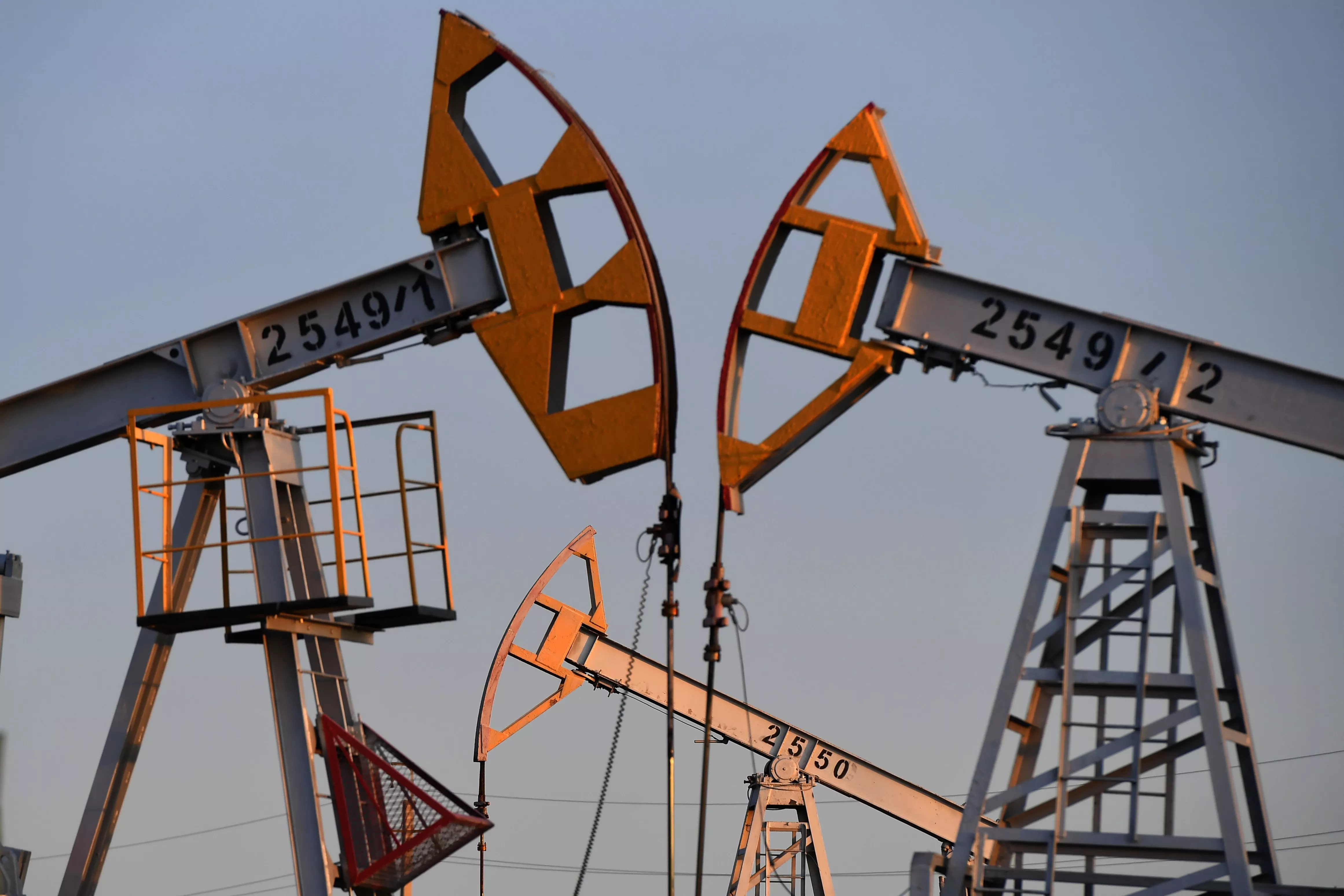 Reuters: комитет ОПЕК+ договорился сократить добычу нефти