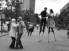 Любовь отрывает от земли: супружеская пара из Челябинска устроила свидание на ходулях