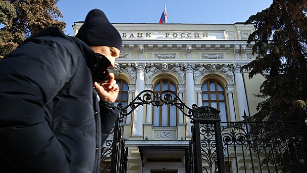 Центробанк запретил взимать комиссию при выдаче долларов