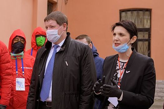 Сергей Бидонько встретился с добровольцами, помогающими свердловчанам в период коронавируса