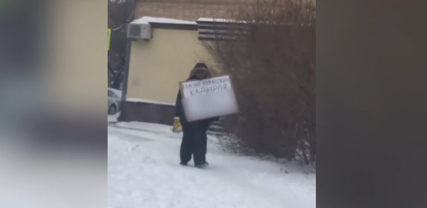 В Тюмени пьяный мужчина гулял с плакатом, оскорбляющим Рамзана Кадырова