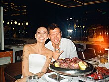 Жена Смолова о комментариях в интернете: «Травля очень влияет на ментальное здоровье. Но она не будет преградой для саморазвития, счастья, построения семьи и любви»