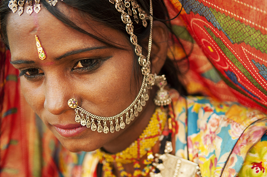 Индия. По индийским обычаям замужество предполагает богатое приданое, поэтому в бедных семьях девочка — нежелательный ребенок. По данным индийского министерства здравоохранения, в год делается 700 000 абортов девочек. Женщин в Индии значительно меньше половины, 70% из них регулярно подвергаются насилию в семье.