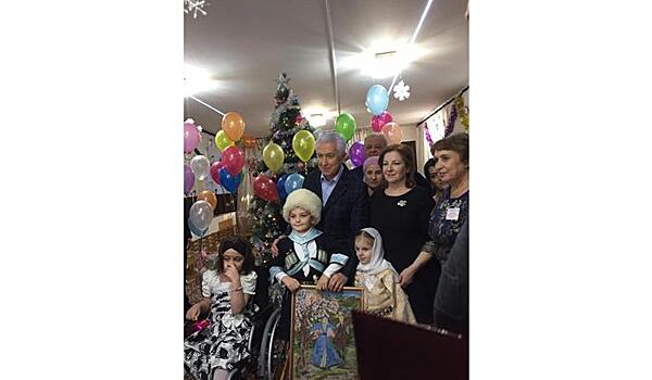 Владимир Васильев поздравил детей Реабилитационного центра с Новым годом