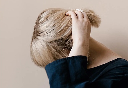 Трихолог перечислила тревожные признаки при выпадении волос