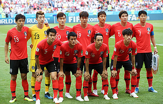 Южнокорейских футболистов забросали яйцами