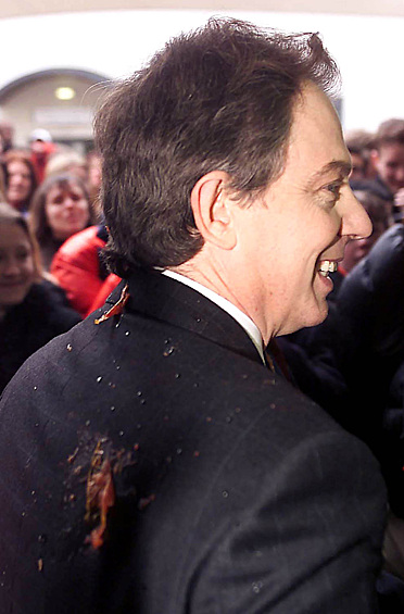 В январе 2001 года тогдашний премьер-министр Великобритании Тони Блэр получил помидором в спину, который бросили студенты в Бристоле во время акции протеста против санкций Ираку