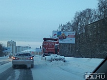 Автомобилисты уже третье утро встали в пробку на Космонавтов из-за сломавшегося тягача