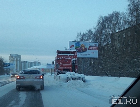 Автомобилисты уже третье утро встали в пробку на Космонавтов из-за сломавшегося тягача